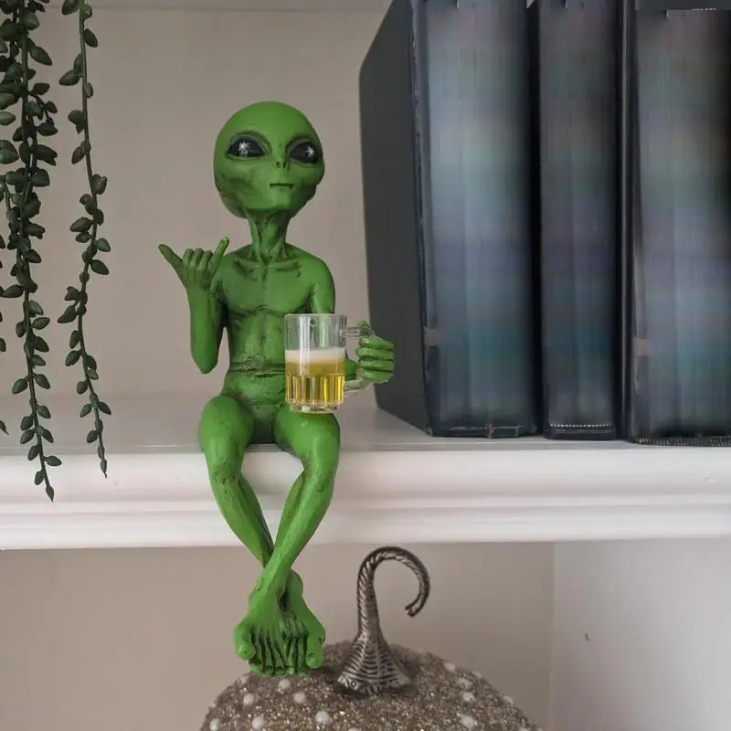 Resin Alien Figurine Beer Drinker Garden Yard Art Ornament Funny Sculpture Desktop Decor for Home Landscaping